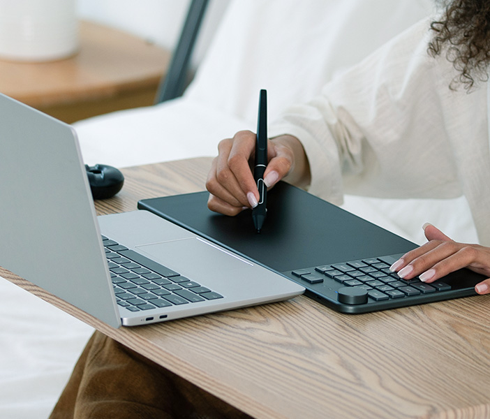 Huion KD200 Keydial Bluetooth Graphics Tablet – Refurbished With 1-Year Warranty